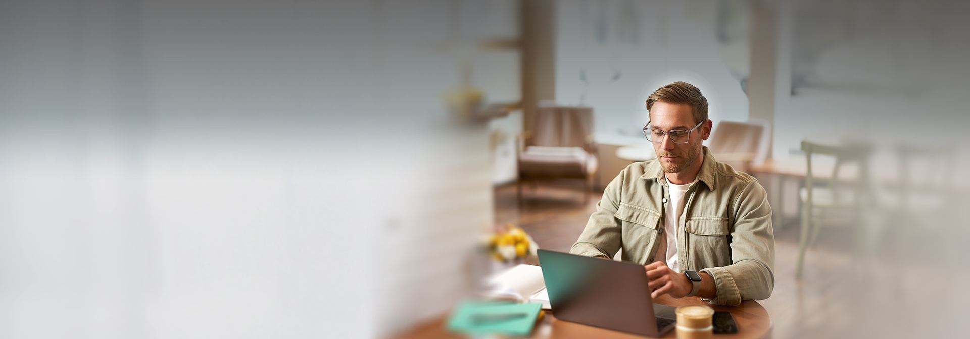 Jövőtervező nyereményjáték Egész évben a Postán undel Takács Gábor a nézőre mutat.