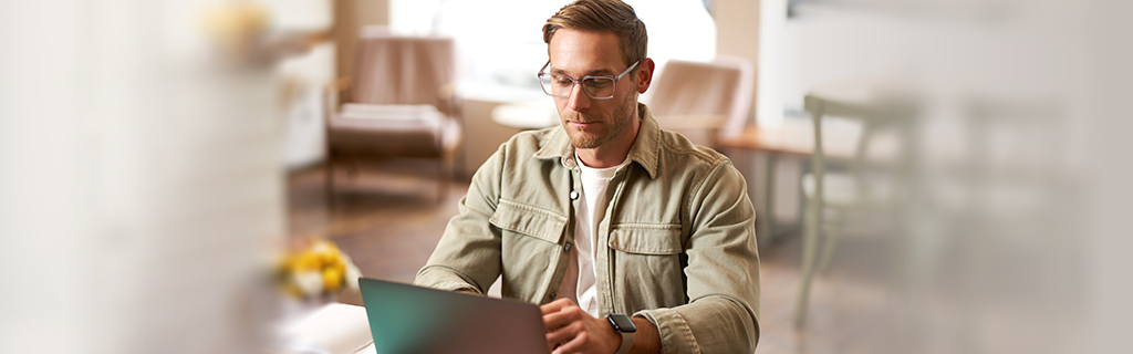 Jövőtervező nyereményjáték Egész évben a Postán undel Takács Gábor a nézőre mutat.