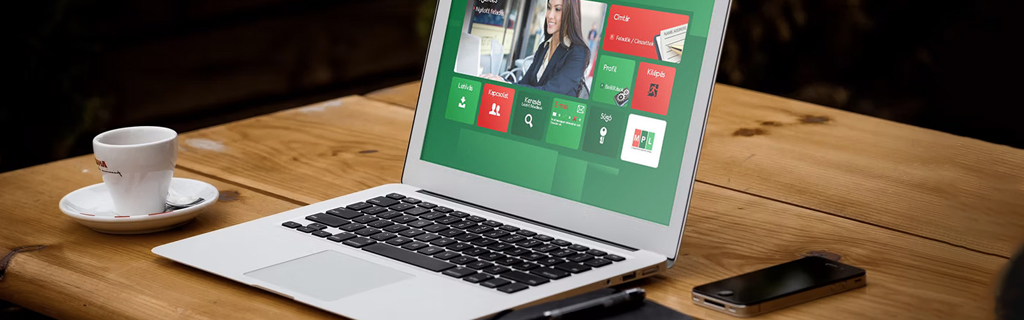 Címiratkitöltő és e-feladójegyzék alkalmazás. A képen egy asztalon egy nyitott laptop és egy kávéscsésze látható. 