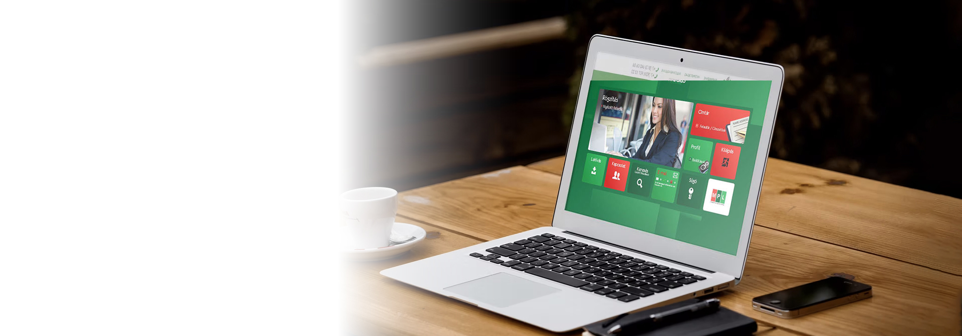 Címiratkitöltő és e-feladójegyzék alkalmazás. A képen egy asztalon egy nyitott laptop és egy kávéscsésze látható. 